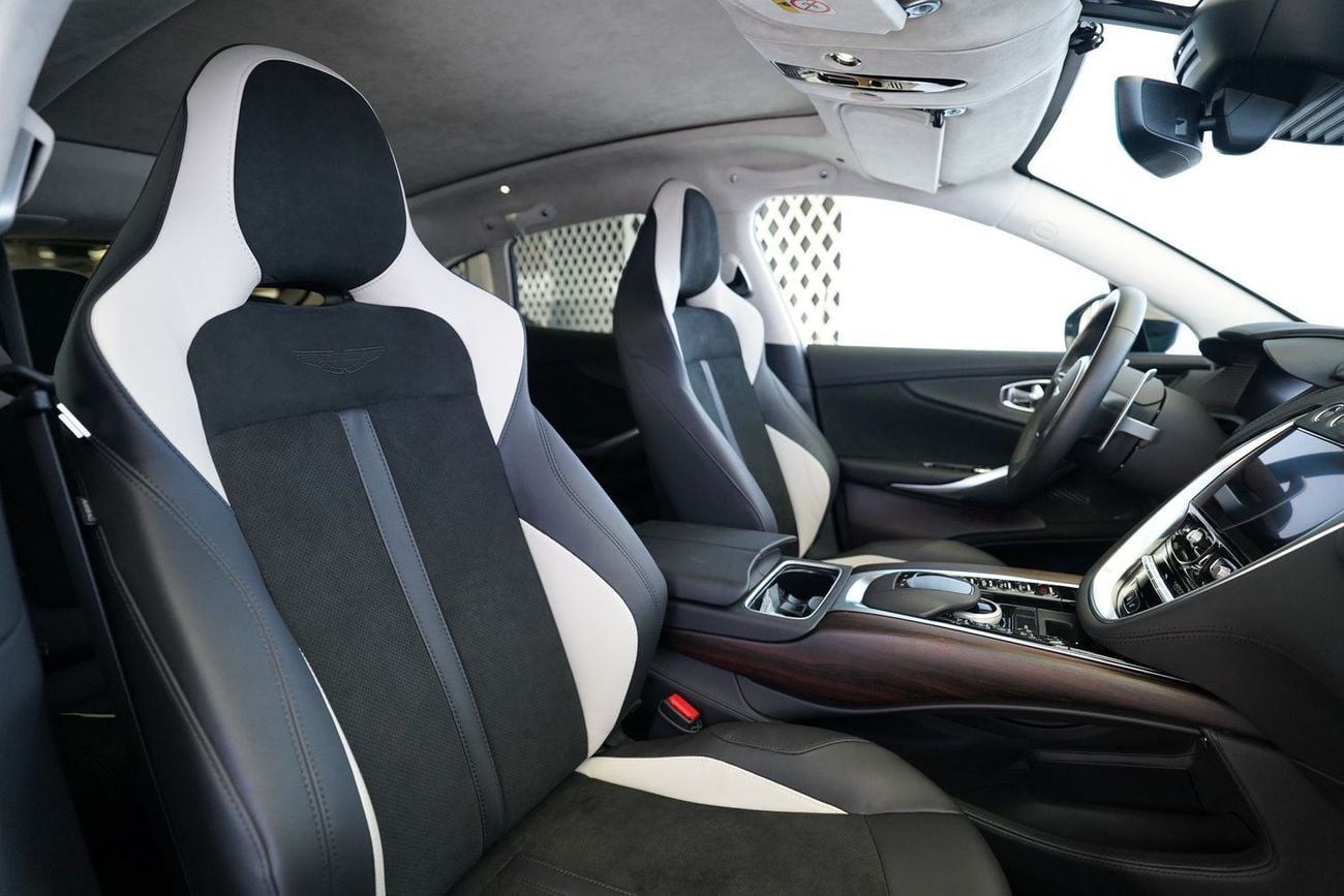 Aston Martin DBX 550