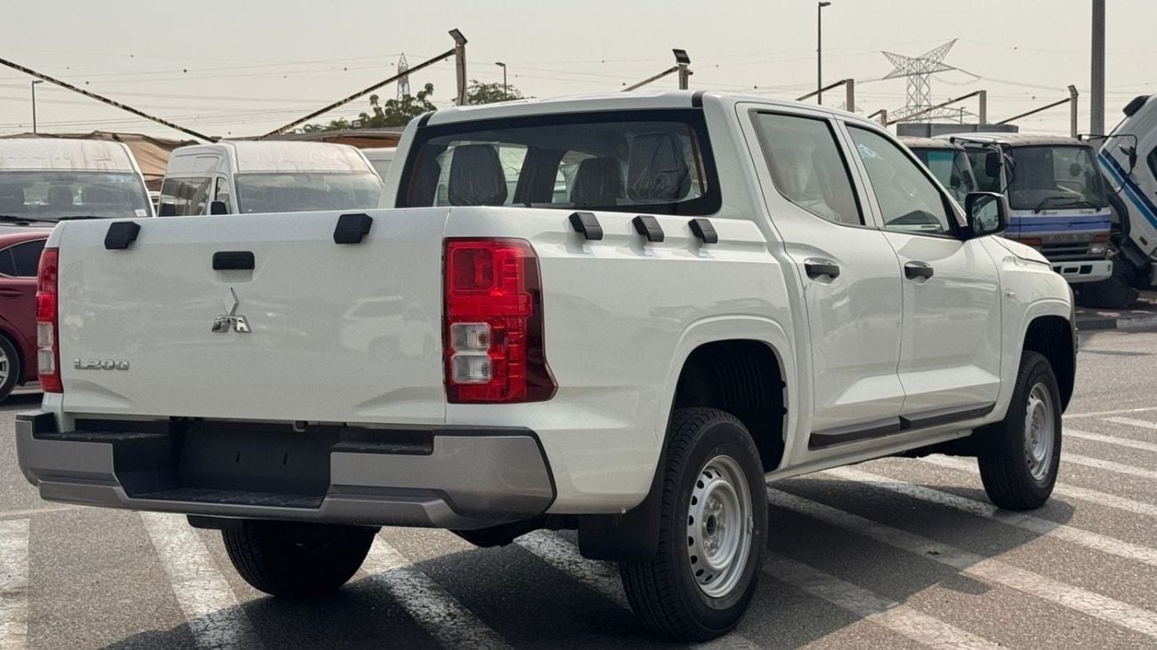 Mitsubishi L200 2.4L diesel double cabin M/T med-line