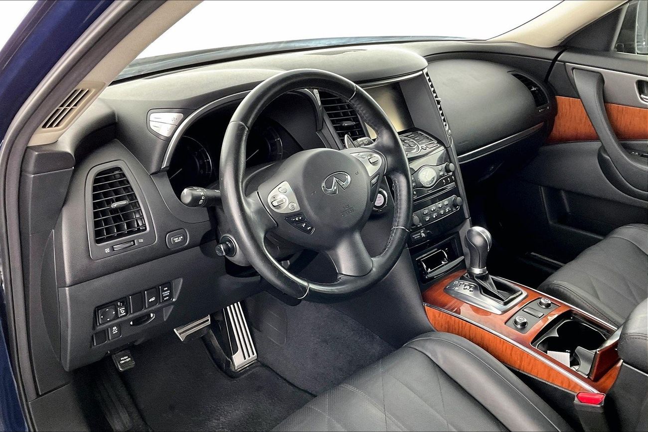 Infiniti QX70 Luxury / Luxe Sensory