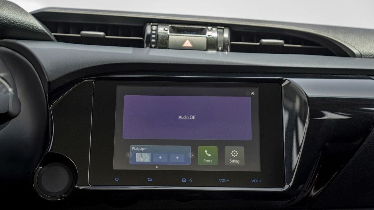 تويوتا هيلوكس (LHD) TOYOTA HILUX DC COMFORT PLUS 2.4D MT 4X4 MY2024 - WHITE