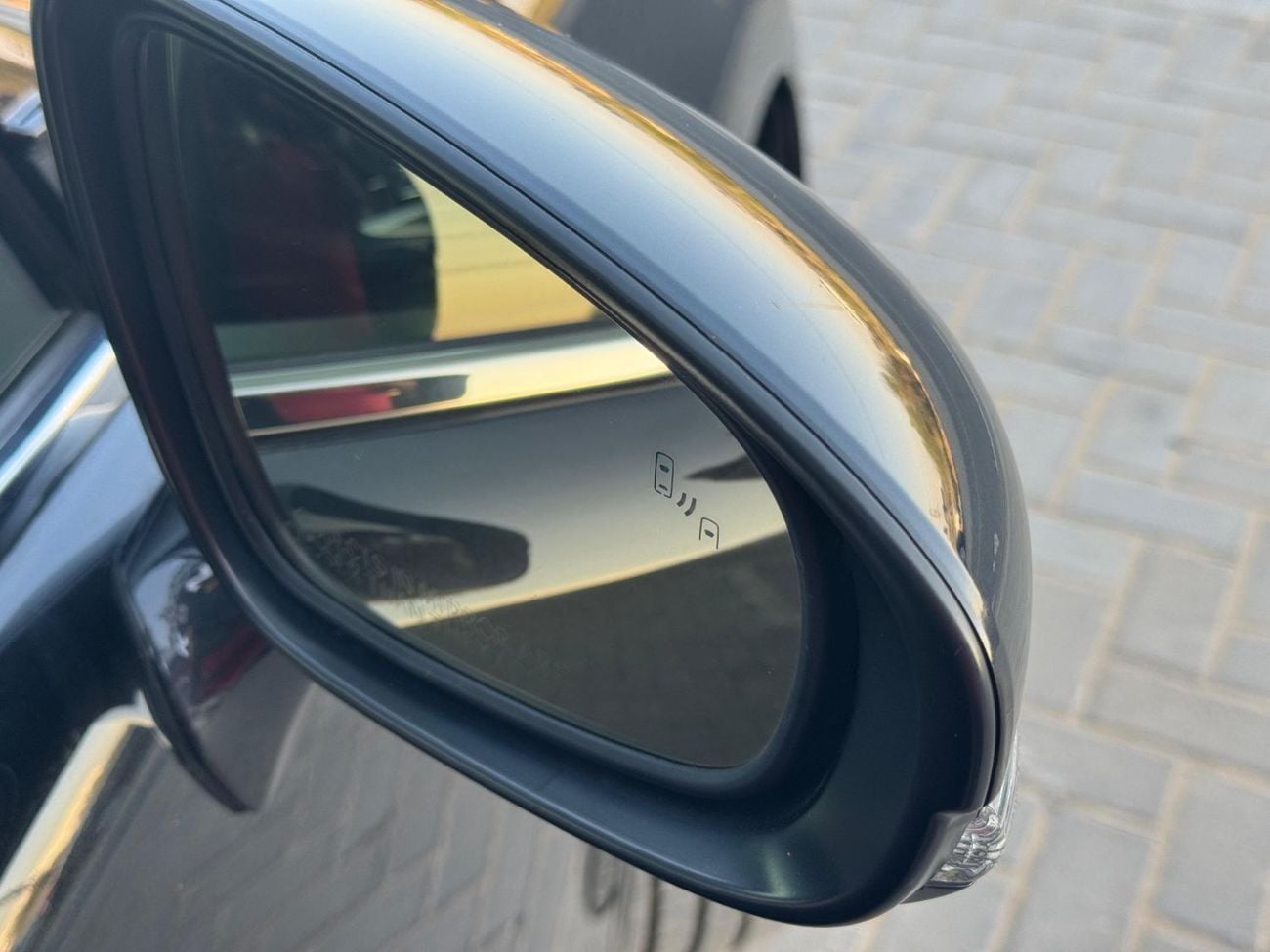 لكزس ES 350 3.5 V6 /PLATINUM / LOW MILEAGE / SCREEN /COOLING AND HEATING SEATS  / IN PERFECT CONDITION