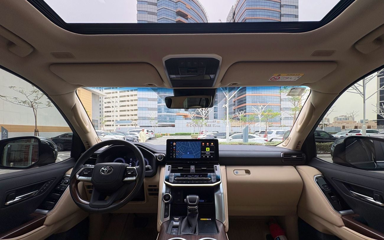 تويوتا لاند كروزر 2025 Land Cruiser VXR 4.0L V6 | 13,500 KM | Single Owner | Al-Futtaim | 80K Service Contract