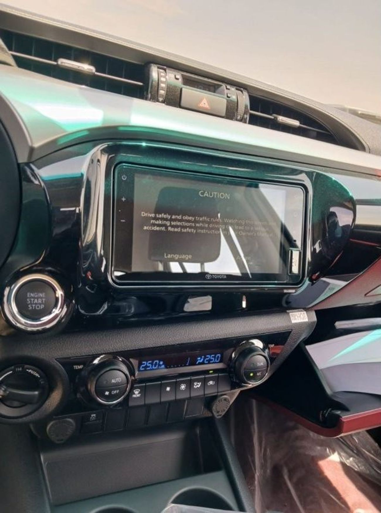 تويوتا هيلوكس TOYOTA HILUX 2.7 PETROL GCC WITH PUSH START AUTOMATIC MODEL 2024 FULL OPTION