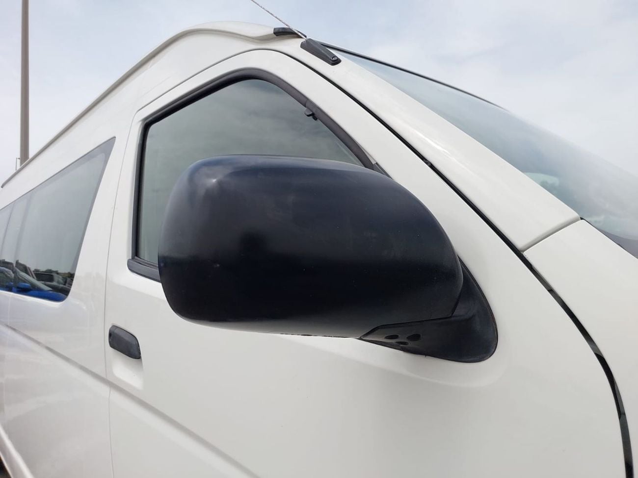 Toyota Hiace TOYOTA HIACE COMMUTER VAN RHD 2018 MODEL 3.0 L DIESEL AUTOMATIC(PM36297)