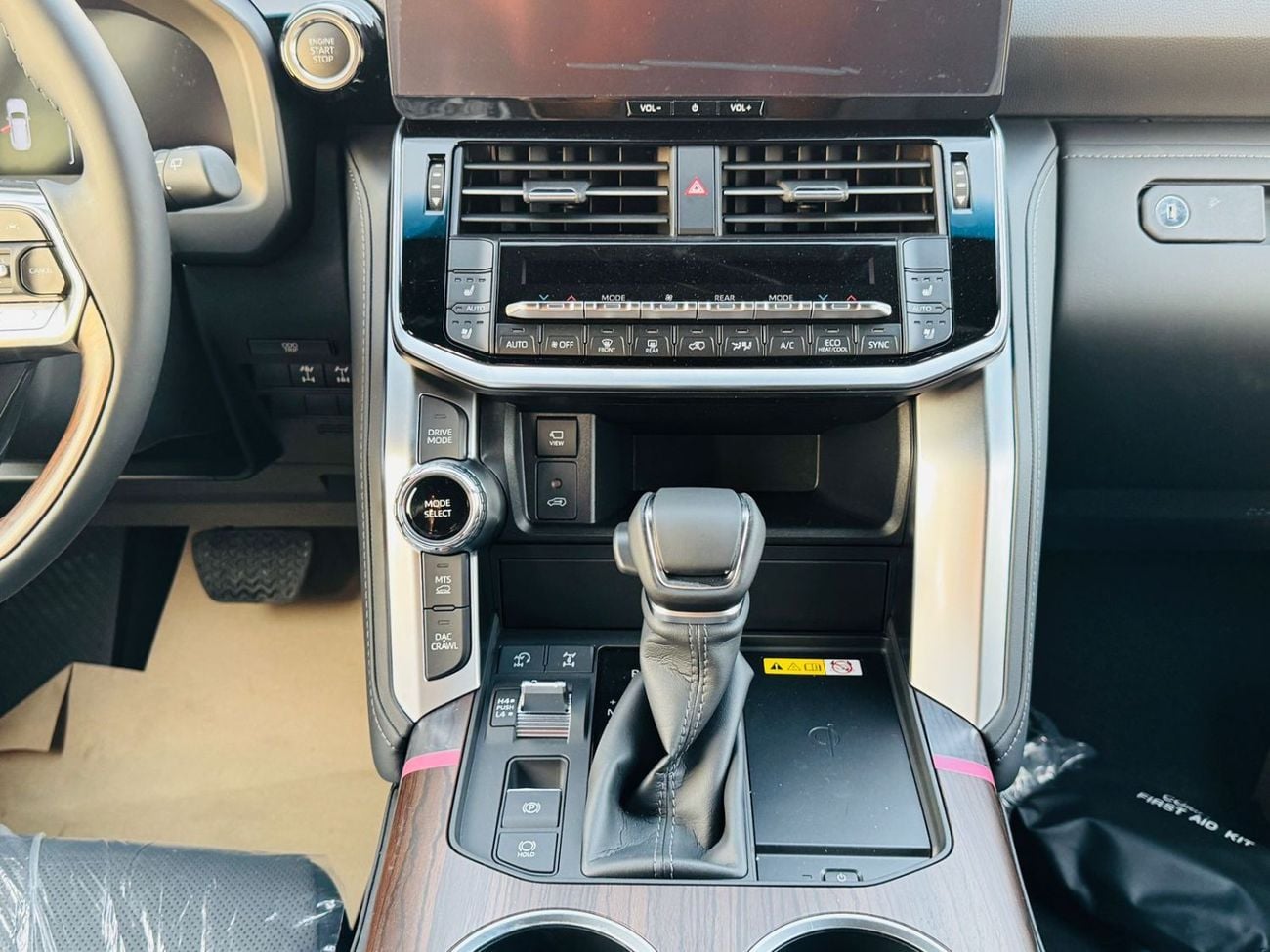 تويوتا لاند كروزر TOYOTA LC 300 VX 3.5L PTR GCC A/T F/O BLACK 2025