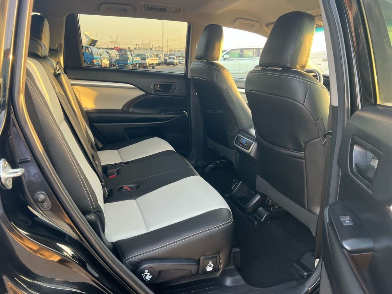 Toyota Highlander 2018 TOYOTA HIGHLANDER V6 3.5L - 4 WHEEL DRIVE (4X4 - LEATHER SEATS WITH 7 SEATER -