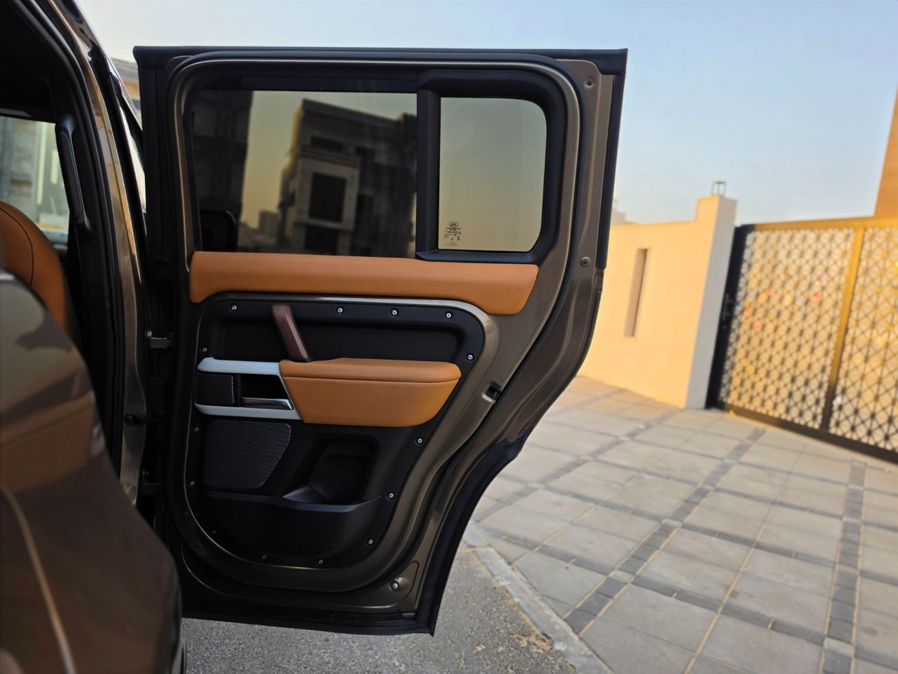 لاند روفر ديفندر 110 HSE P400