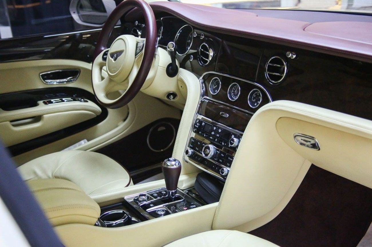 بنتلي مولسان TWIN TURBOCHARGED 6.75L V8 AGENCY SERVICED  NO ACCIDENT