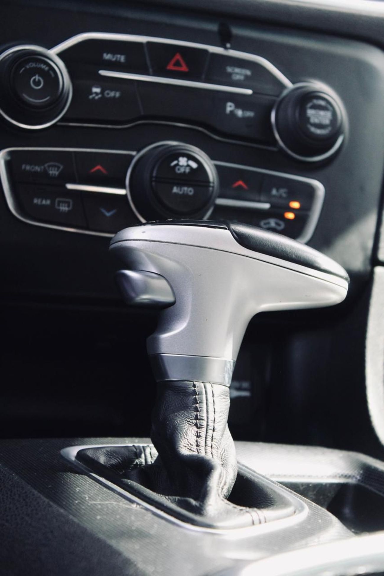 دودج تشارجر Unleash pure muscle with this Dodge Charger 2017, upgraded with an SRT body kit for an aggressive, h