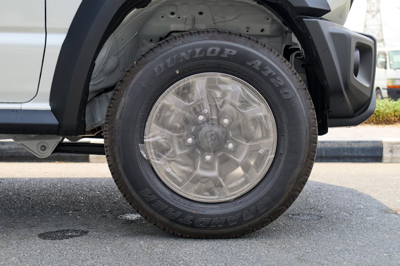 سوزوكي جيمني للبيع في دبي الإمارات: سوزوكي جمني GL بابين 2026 جديدة بالكامل. عداد صفر، قير عادي، بنزين، دفع رباعي