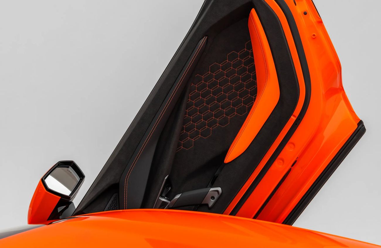 لامبورغيني ريفويلتو 6.5L V-12 Naturally Aspirated Engine + eMotor