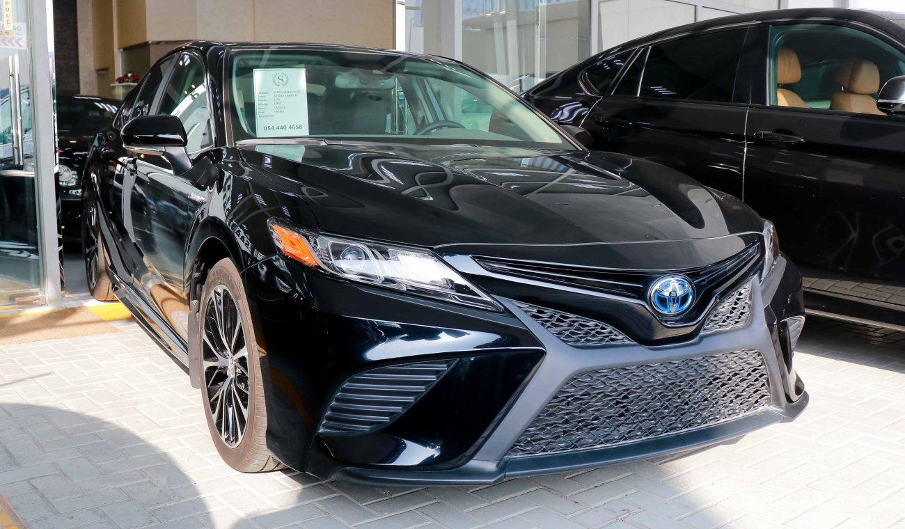 Toyota Camry SE - Hybrid