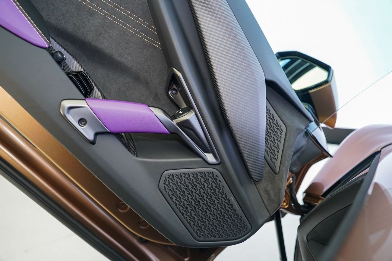 لامبورغيني ريفويلتو 6.5L V12 Hybrid