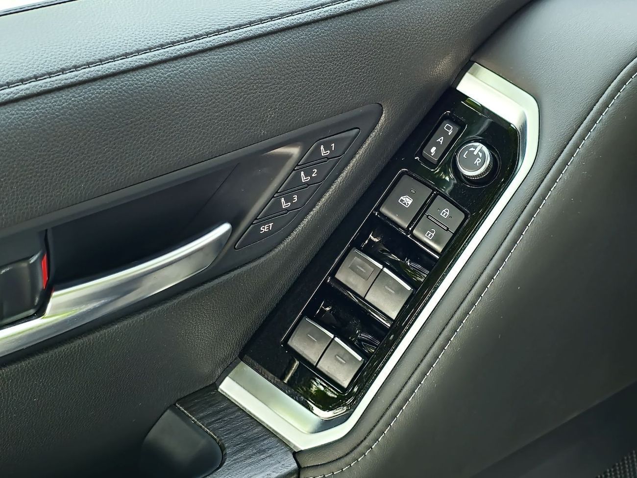 تويوتا لاند كروزر TOYOTA LC300 DIESEL 3.3L VXR - RADAR - FULLY LOADED - 2025 MODEL - BLACK INSIDE BLACKRED - BAHRAIN S