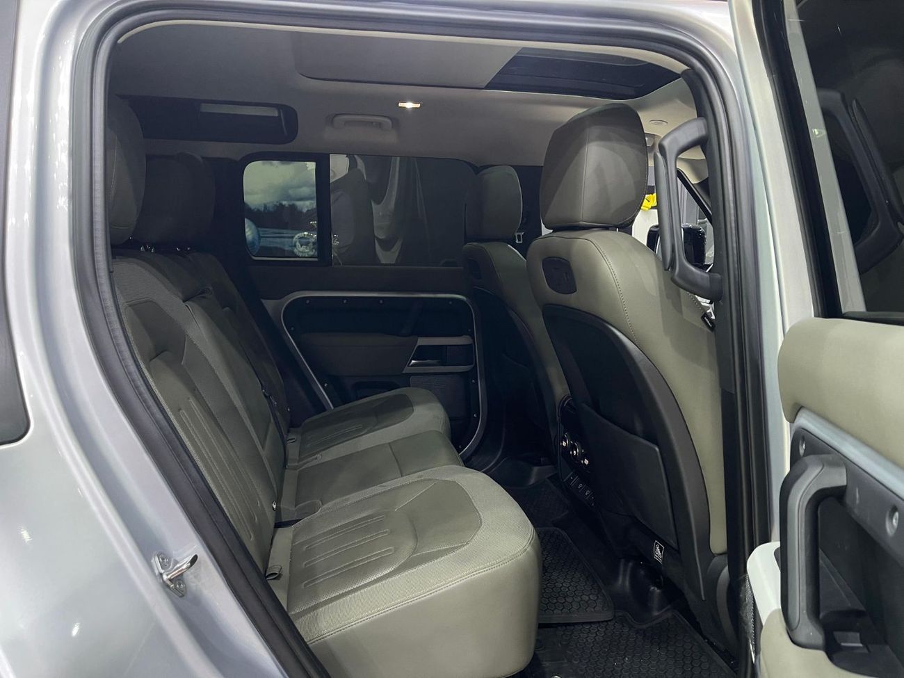 Land Rover Defender D200 110 X-Dynamic S 2.0L (5 Seater)