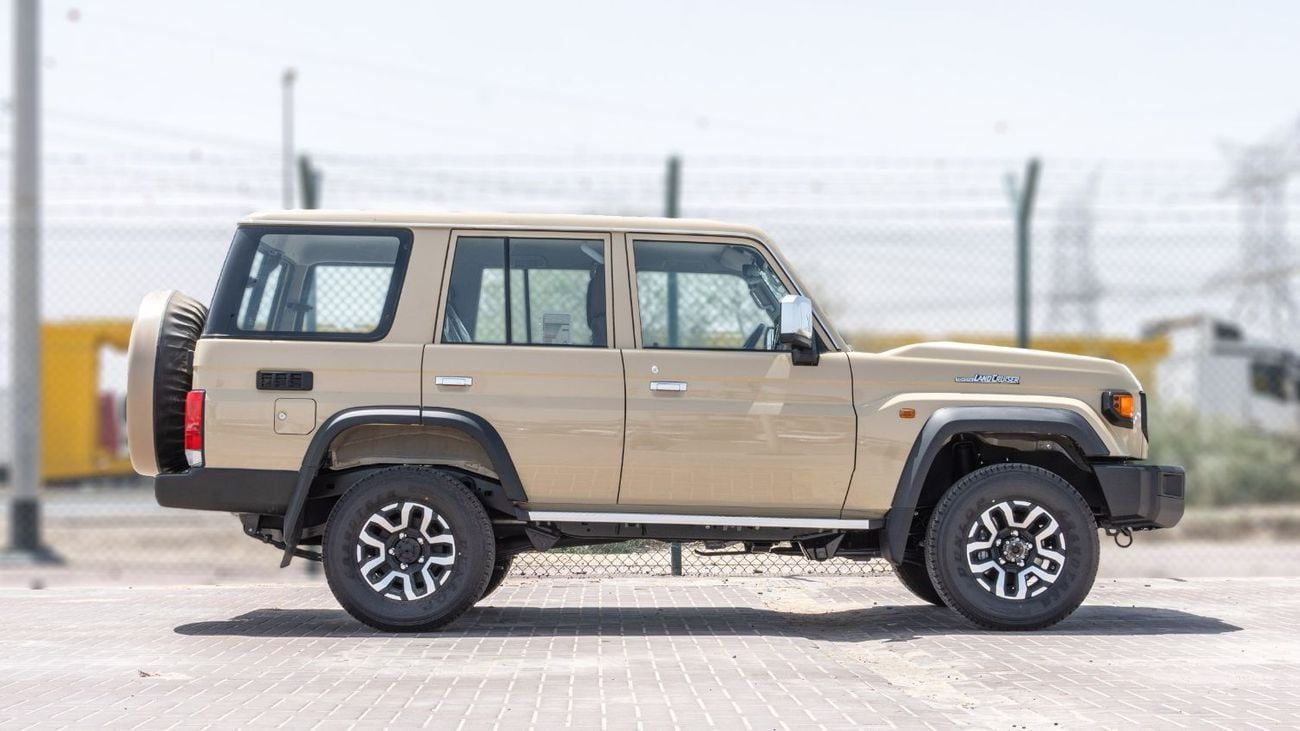 تويوتا لاند كروزر 70 2026 Toyota Land Cruiser LC76 2.8L AT Diesel Full Option (Beige)