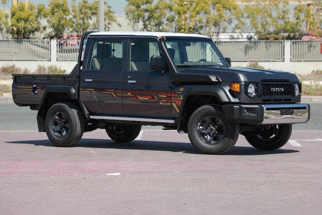 تويوتا لاند كروزر بيك آب 2025 TOYOTA LC79 LAND CRUISER PICK UP DOUBLE CAB 2.8 - GREY METTALIC inside BEIGE | Export Only