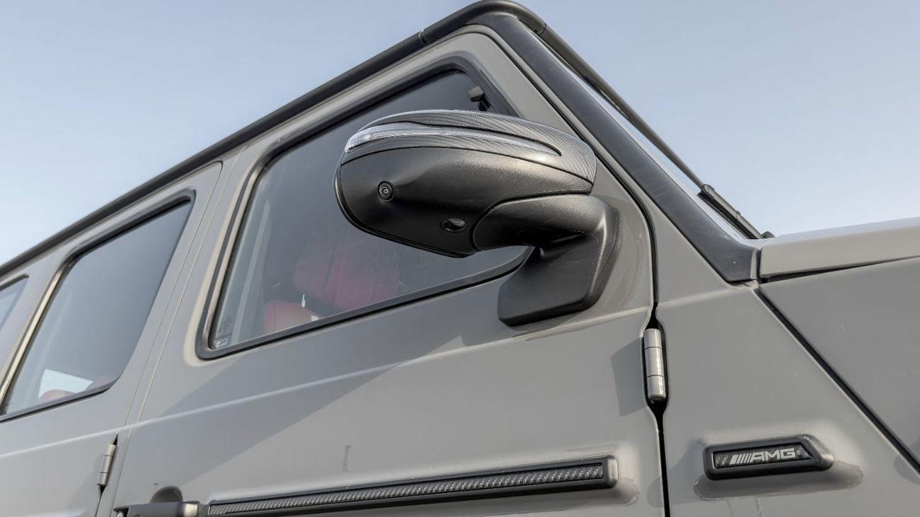 مرسيدس بنز G 63 AMG ستاندارد مرسيدس بنز AMG G 63 موديل 2026، محرك بنزين 4.0 لتر، ناقل حركة أوتوماتيكي (لون ناردو رمادي-أحمر)
