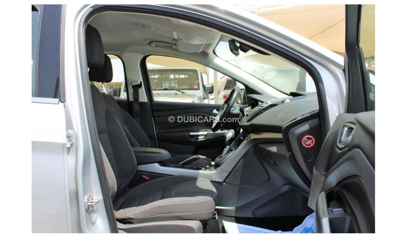 Ford Escape SE ACCIDENTS FREE - GCC- CAR IS IN PERFECT CONDITION INSIDE  AND OUTSIDE