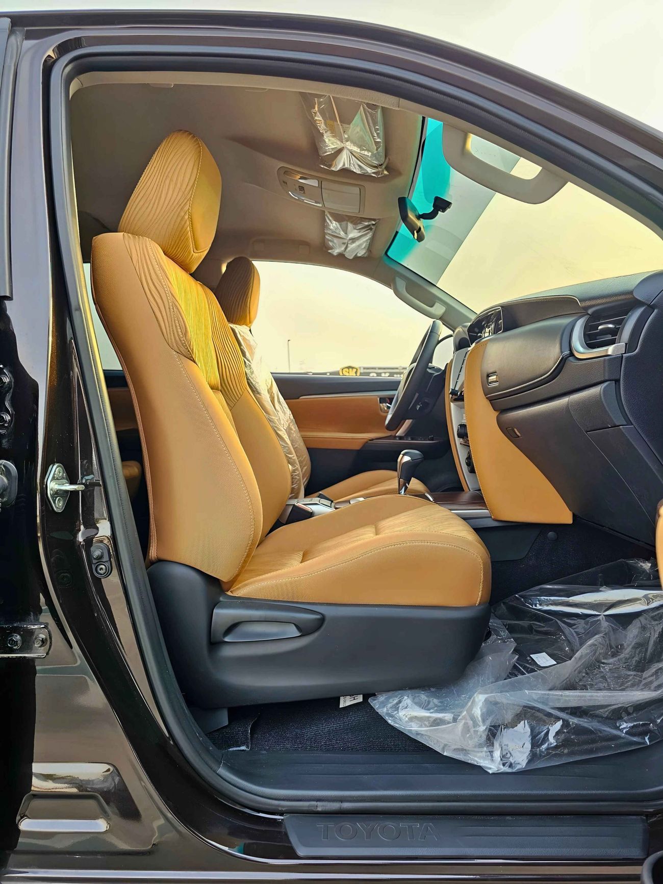 Toyota Fortuner FULL OPTION | 2.7L V4 PETROL | PUSH START | DVD CAMERA | AUTO A/C (CODE # FPF2)