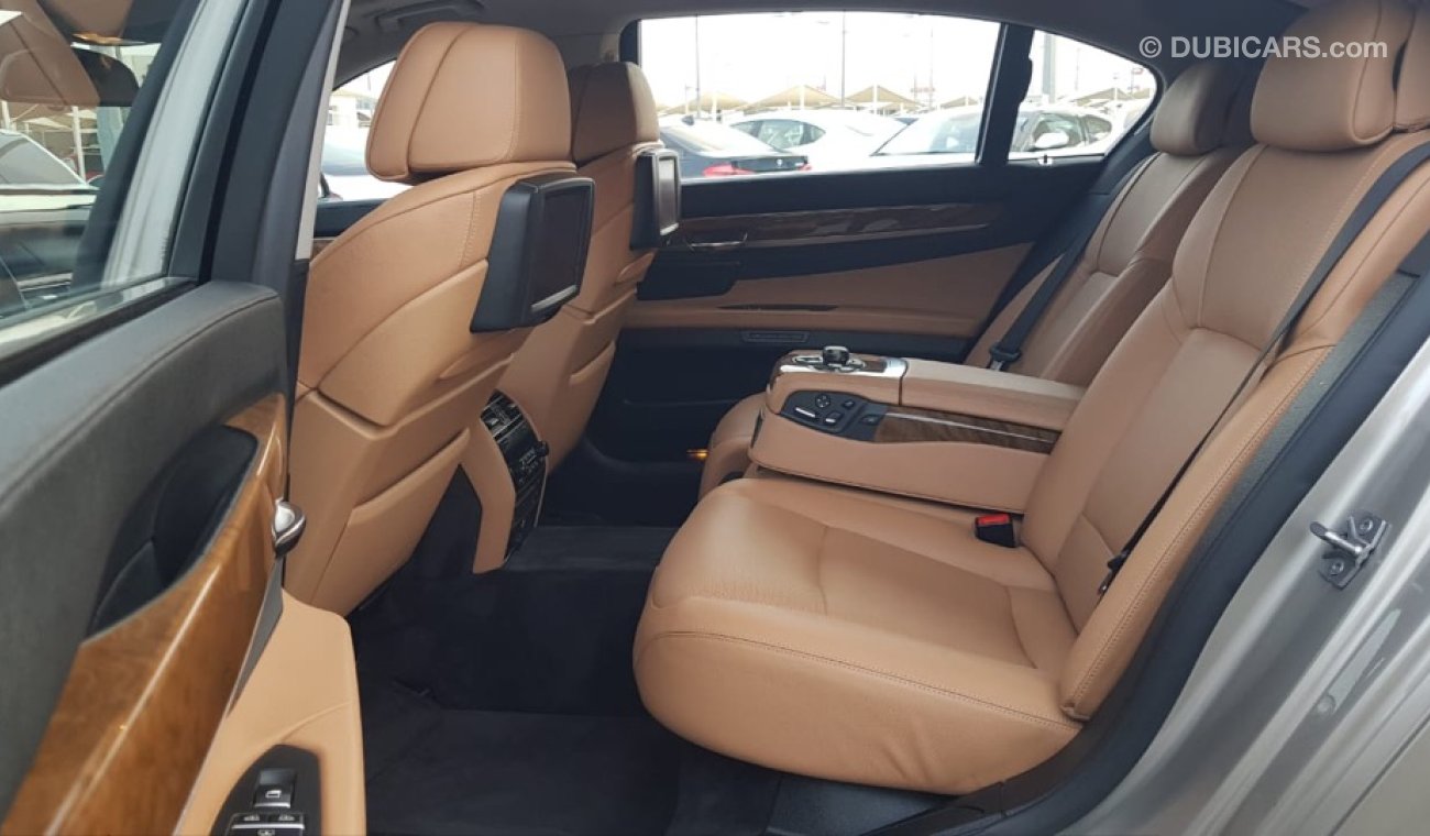 بي أم دبليو 750Li موديل 2010 واد اليابان حاله ممتازه جدا من الداخل والخارج فل مواصفات كراسي جلد ومثبت سرعه وتحكم كهربي