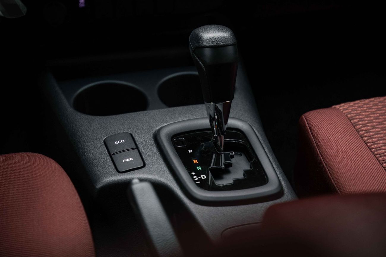 تويوتا هيلوكس 2.7L - Super White Inside Red | Export Only