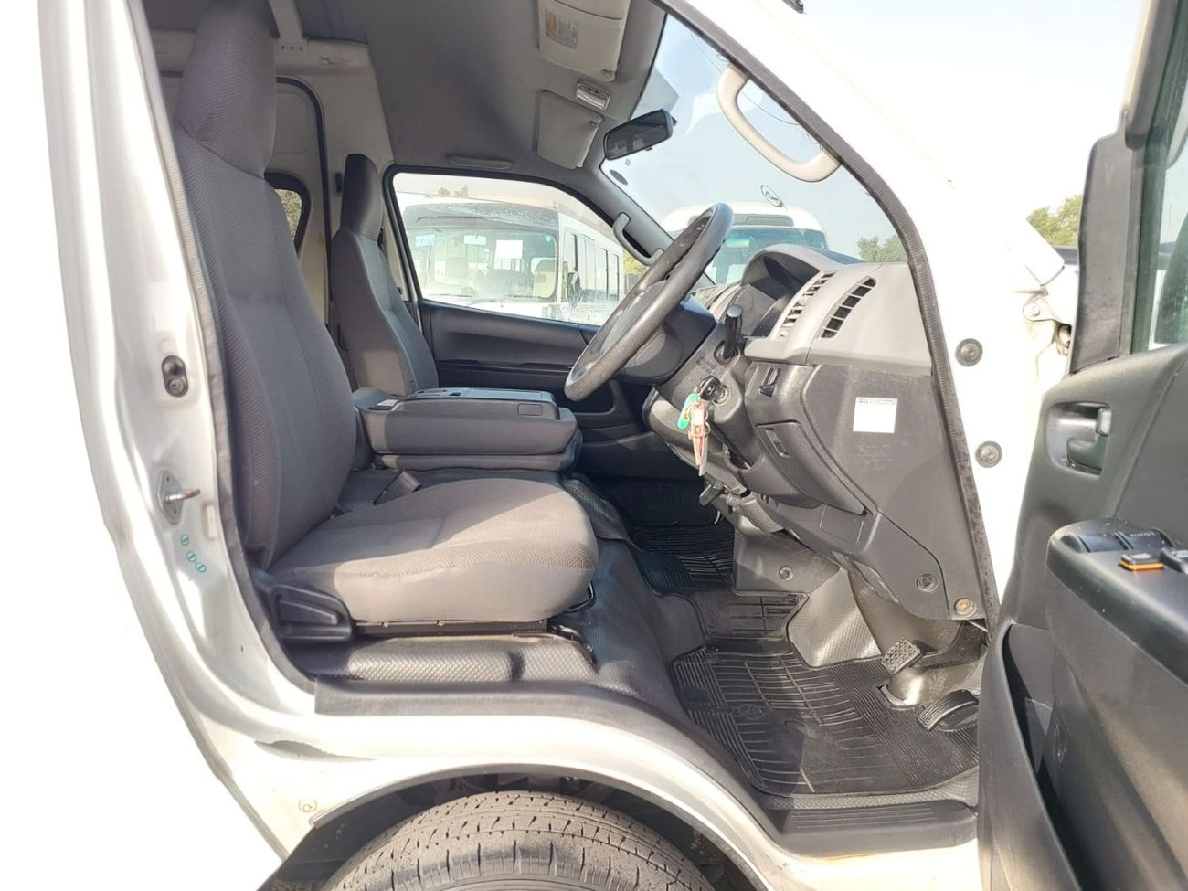 تويوتا هاياس TOYOTA HIACE COMMUTER VAN RHD 2011 MODEL 3.0 L DIESEL AUTOMATIC(PM07604)