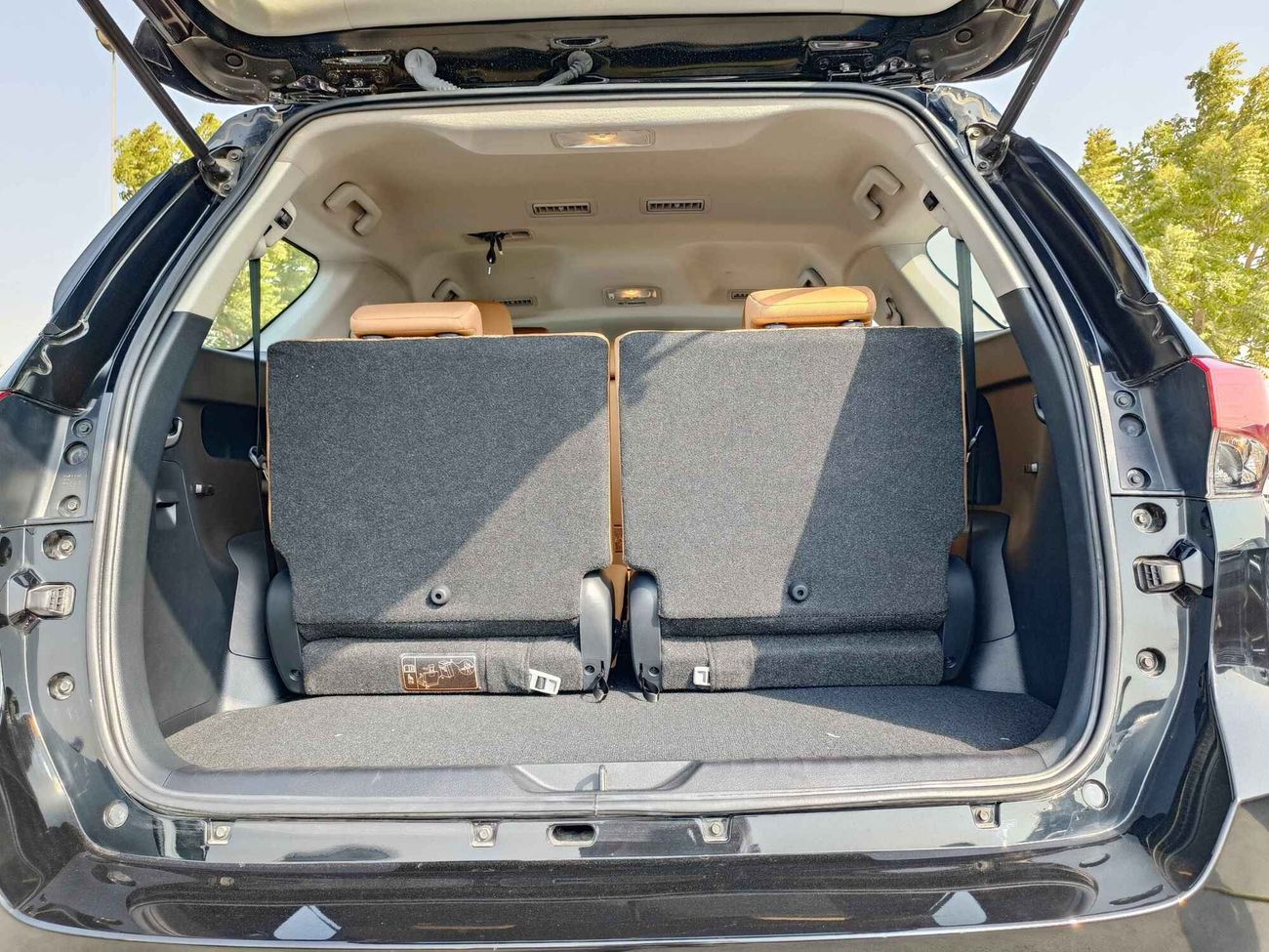 Toyota Fortuner DIESEL, 2.4L V4 /  ALLOY RIMS / PARKING SENSOR / 4WD (CODE # FD24B)