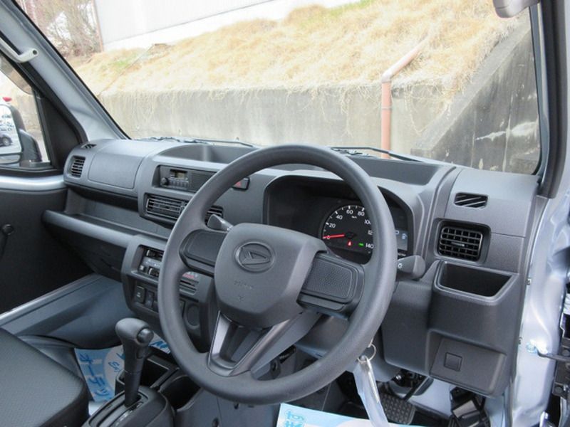 Daihatsu Hijet interior - Cockpit