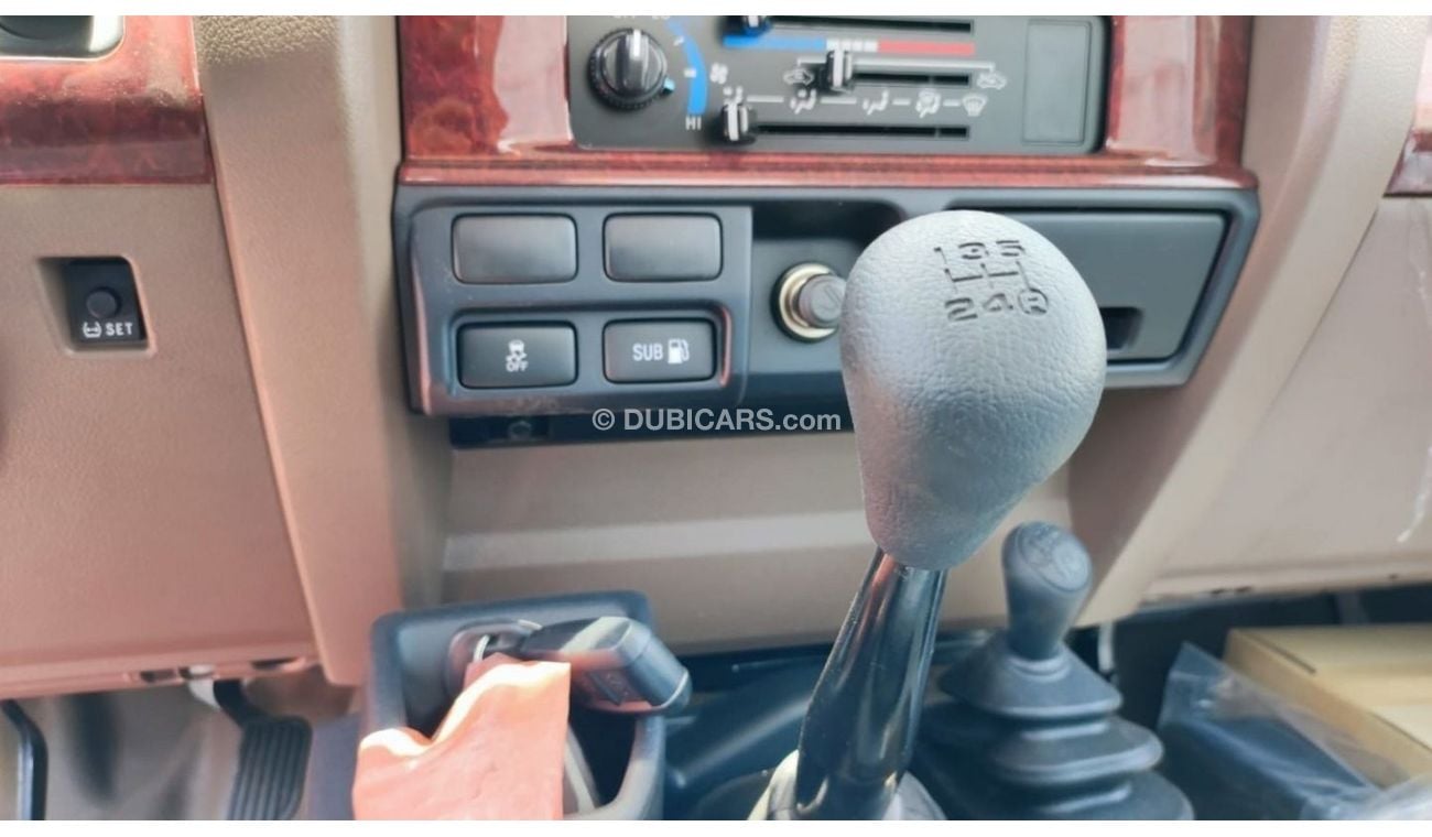 Toyota Land Cruiser Pick Up Toyota Land Cruiser Pick Up Single Cabin M/T 4.5L V8 Diesel 4X4 White color