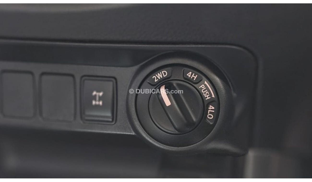 Nissan Navara SPORTS BAR WITH PROJECTED LIGHTS | RIGHT-HAND-DRIVE | TRAILER HITCH