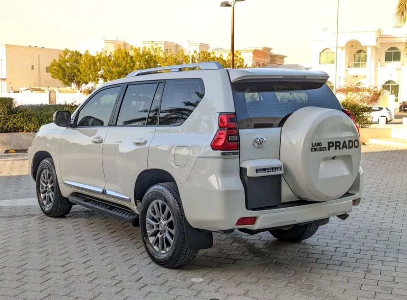 تويوتا برادو Toyota prado 2018Model VXR 4.0L v6 petrol Engine Colour White Transmission Automatic Interior.Begie