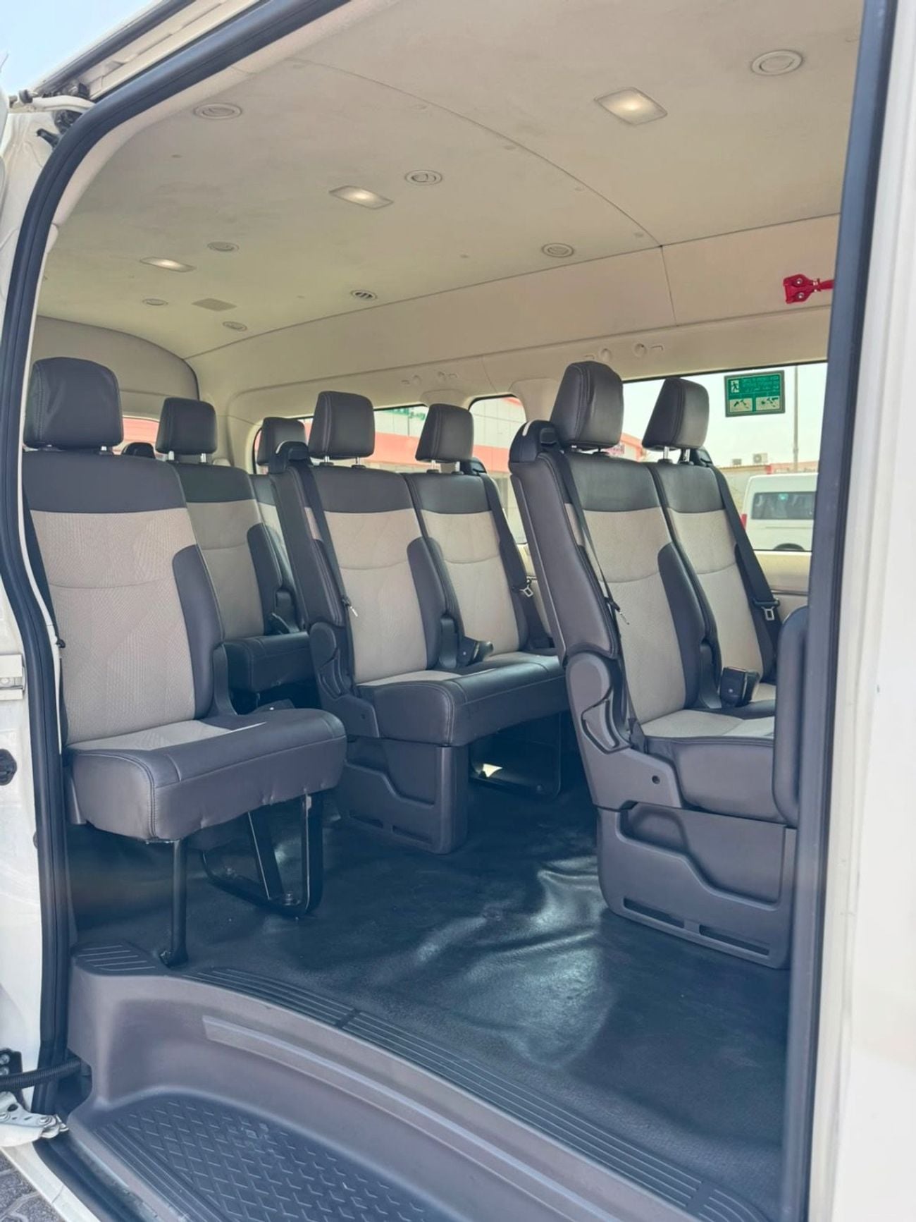 Toyota Hiace DLS - STD ROOF