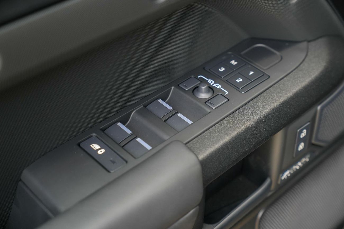 Land Rover Defender 2025 Land Rover Defender 110 P635 Octa Edition One (Gray)