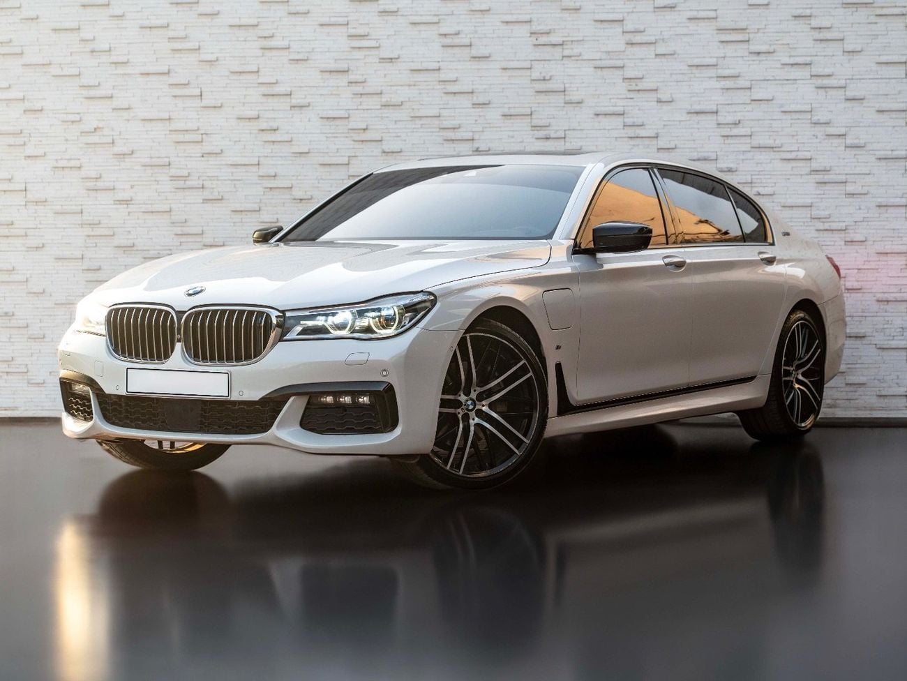 BMW 740Le Efficient in fuel consumption Upto 5 L/100km، high perfornance & Low Kilometres’ Top Options BMW GCC