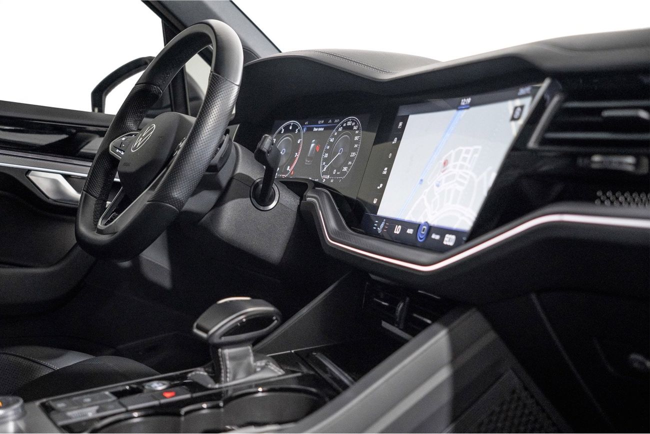 Volkswagen Touareg R-Line 3.0L AWD 2022 Volkswagen Touareg R-Line / Agency Warranty