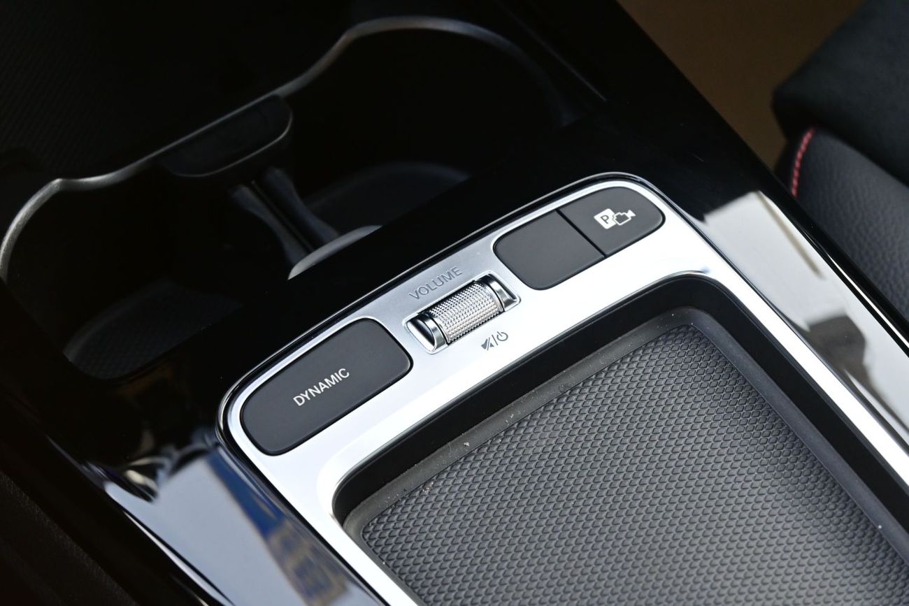 مرسيدس بنز A 200 Mercedes-Benz A200L 1.3L Turbo Petrol, Model 2025 Color White