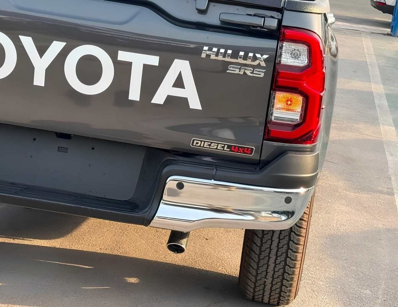 Toyota Hilux SR5 DOUBLE CABIN || 2.8L V4 DIESEL || BLIND SPOT |  (CODE # HDAH1)
