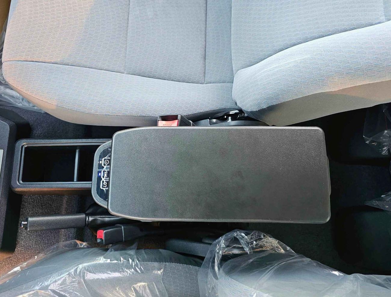 Toyota Land Cruiser 70 STD-HIGH OPTION, 4.0L PETROL V6, M/T, WOOD,STEERING / WINCH SNORKEL (CODE # 68079)