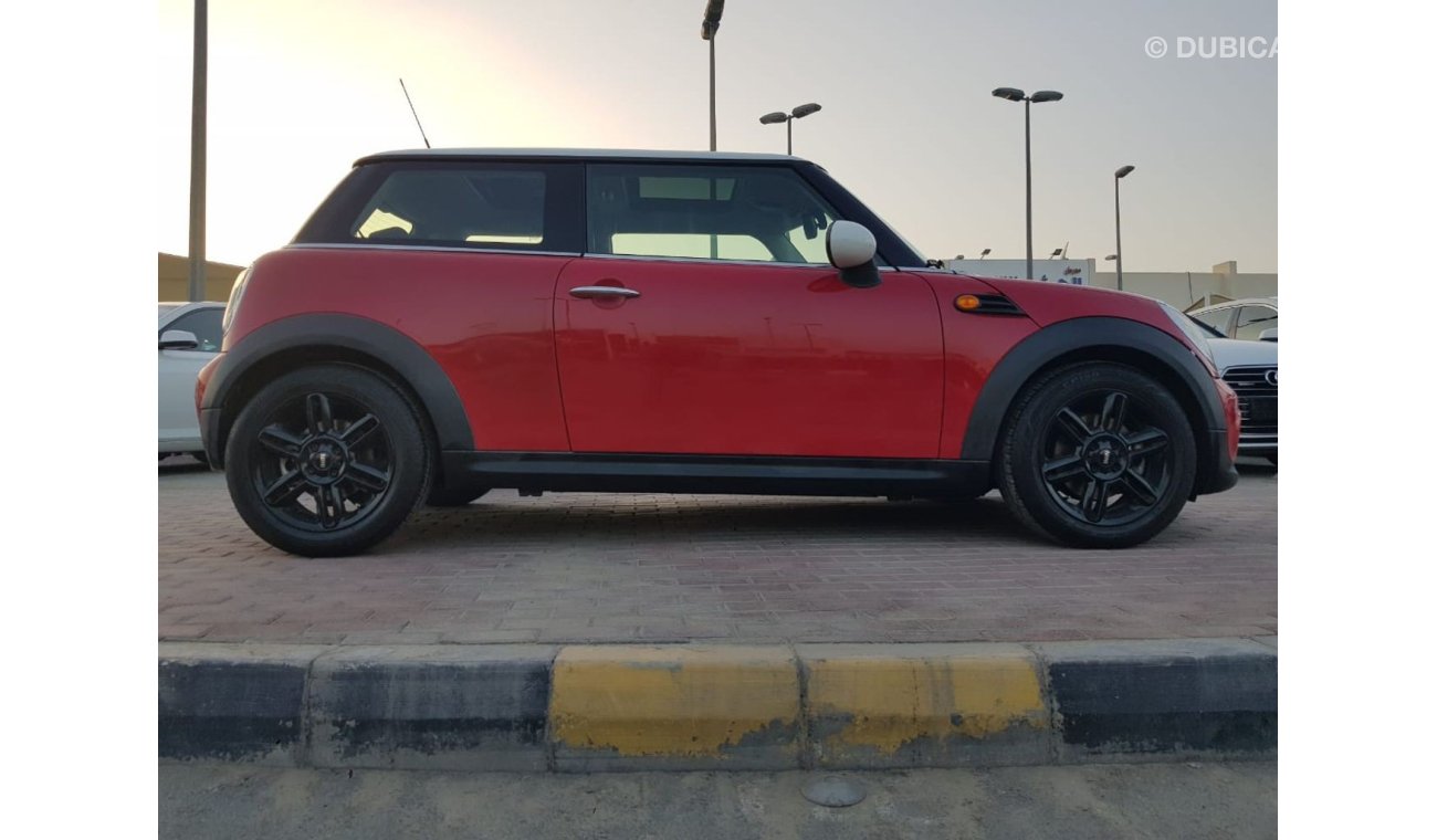 Mini Cooper Mini  copper model 2013 Gcc car prefect condition one owner 2keys full option