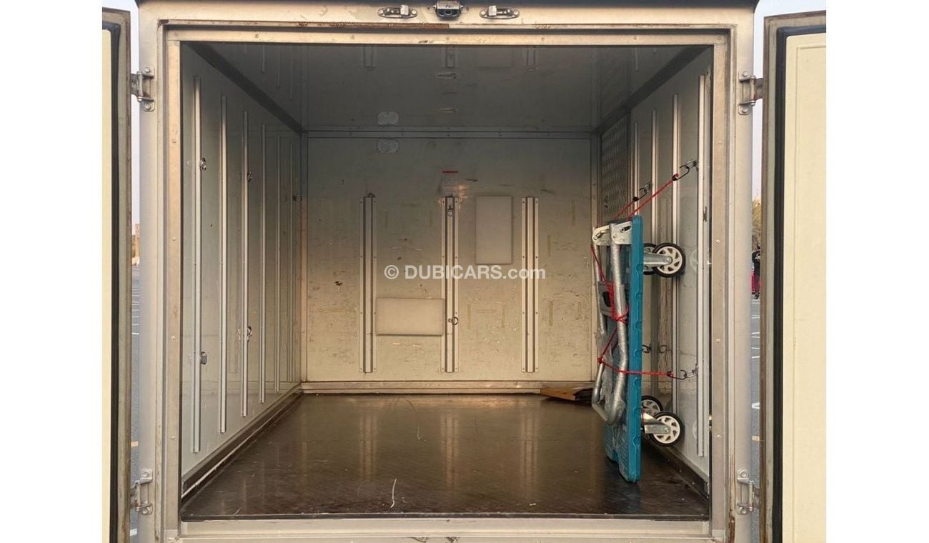 هيونداي بورتر 2 HYUNDAI PORTER PICK-UP WITH BOX 2014 GCC V4 ACCIDENT FREE - PERFECT CONDITION - ONLY 65000 KM