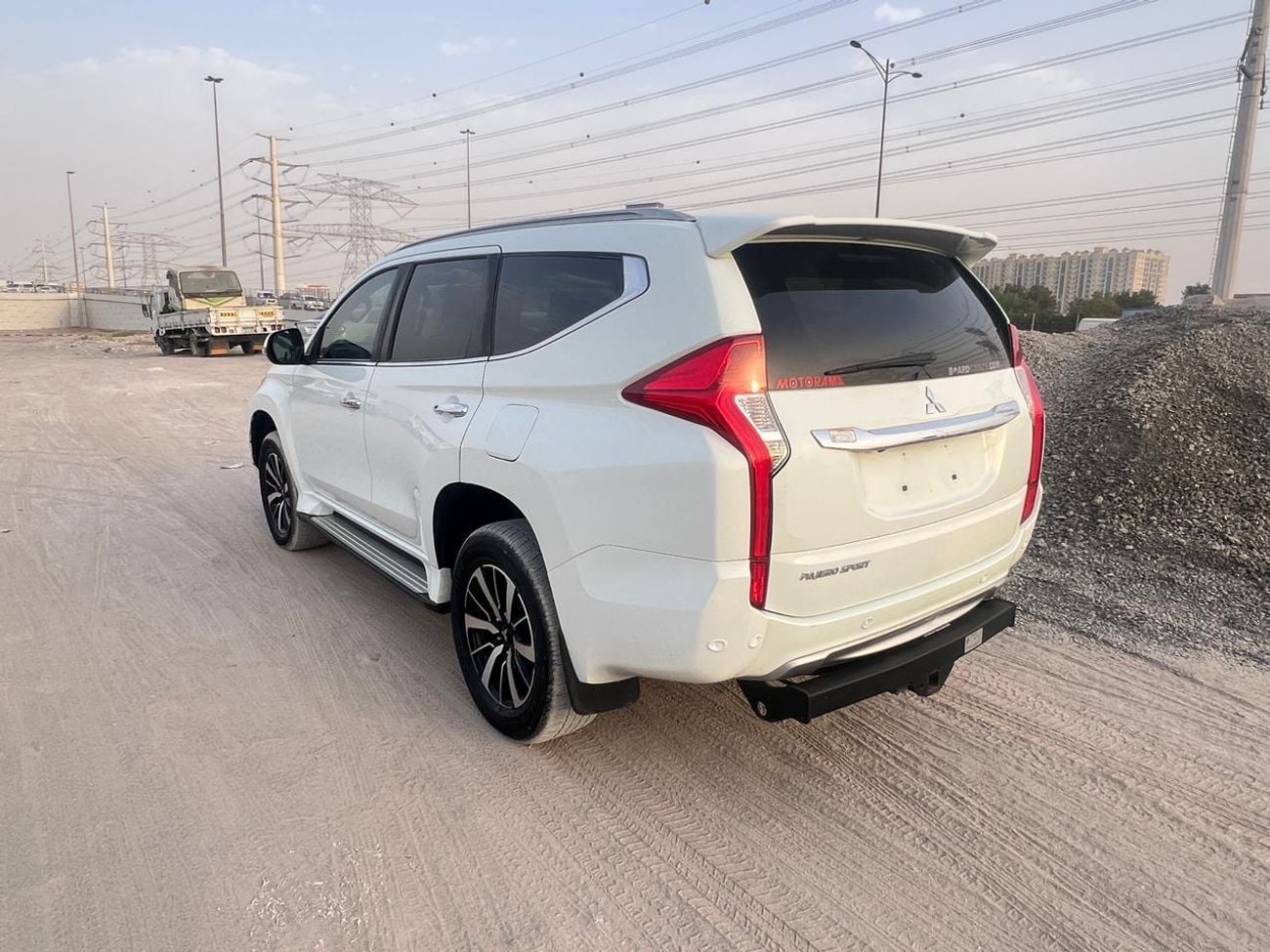 ميتسوبيشي باجيرو GLS MIDLINE diesel 2.4 liter ,right hand drive only for export available ,full options