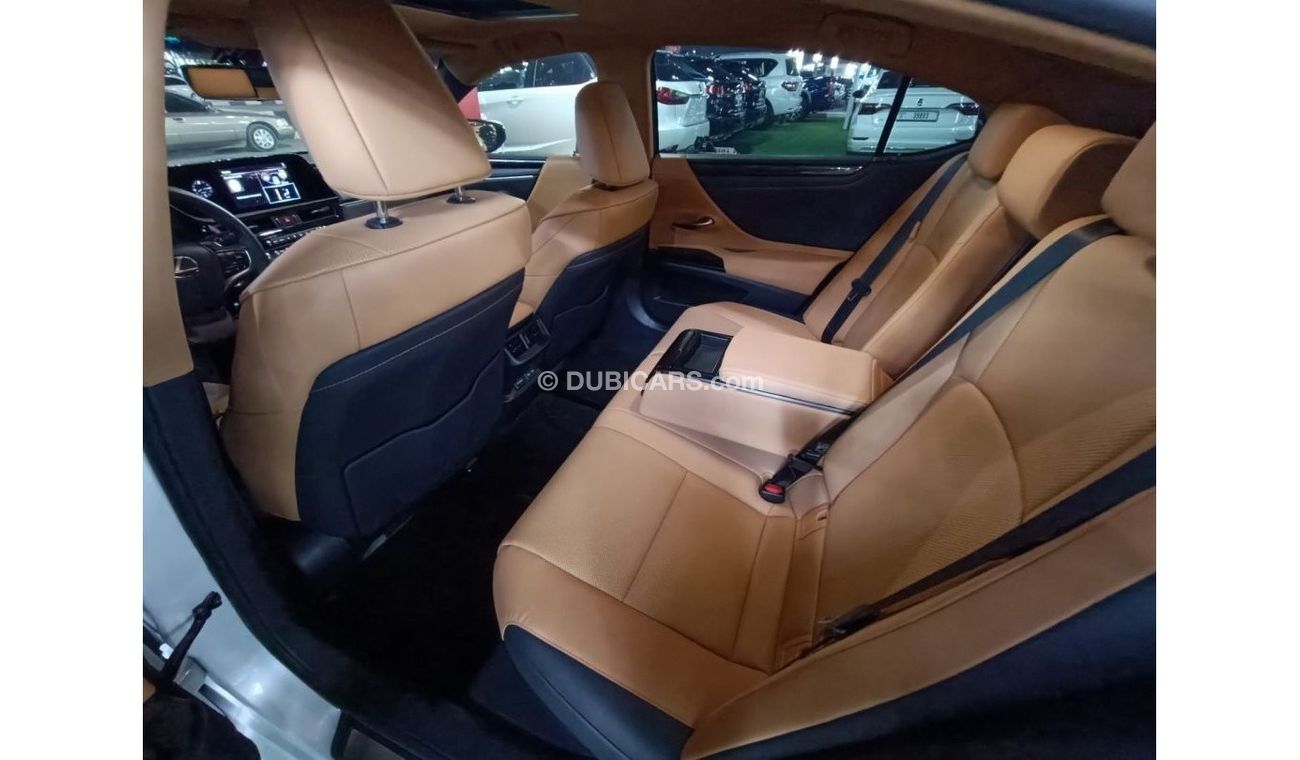 Lexus ES 300 Hybrid The car is in very good condition without accidents.inside and outside is very clean.