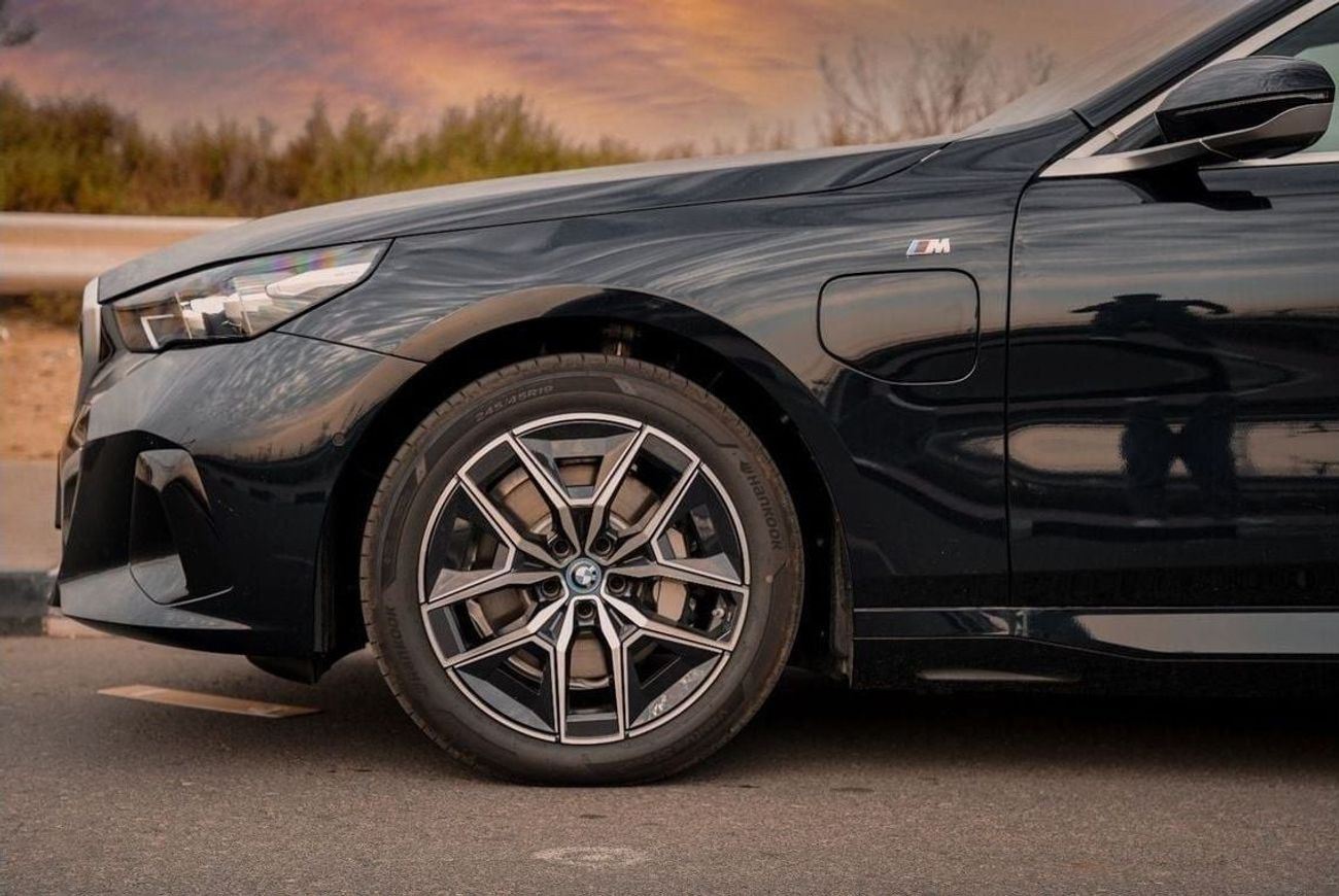 بي أم دبليو i5 2024 BMW i5 e-Drive 35L M-Sport package RWD 0km
