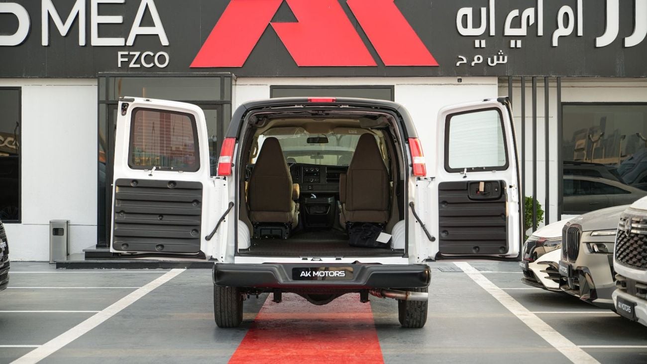 GMC Savana V8 6.6 Normal Wheelbase 2025 MY