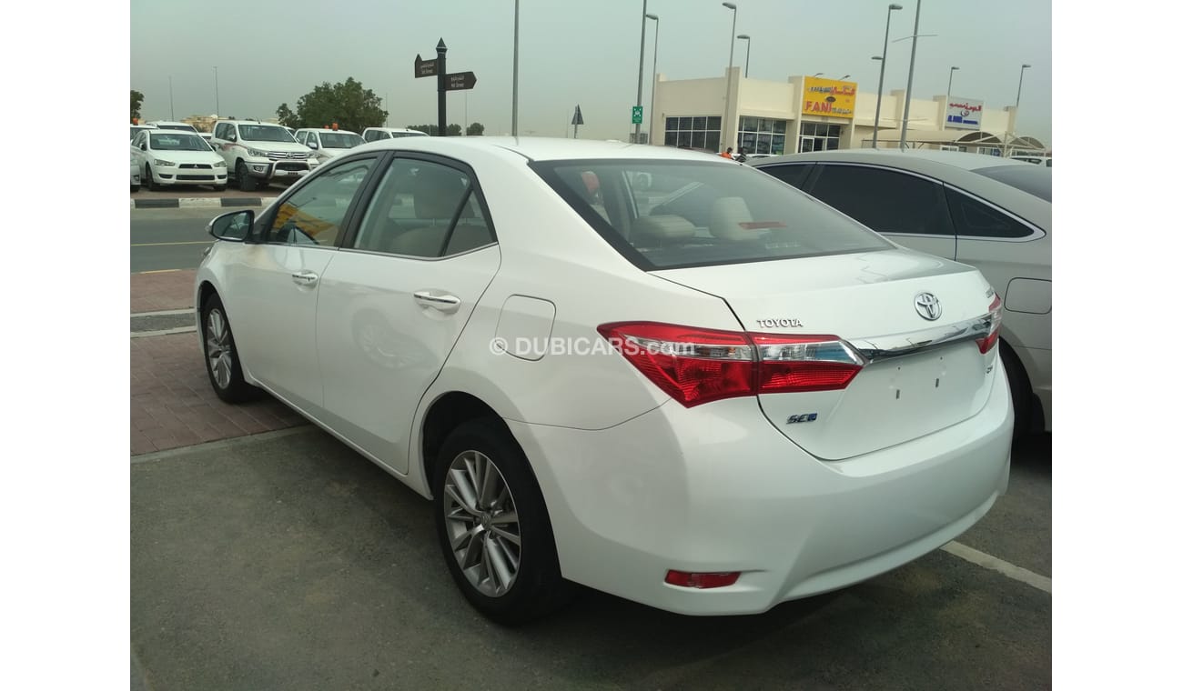 تويوتا كورولا 2015 ابيض خليجى 2.0 حالة ممتازة بدون حوادث بدون صبغ ماشية قليل