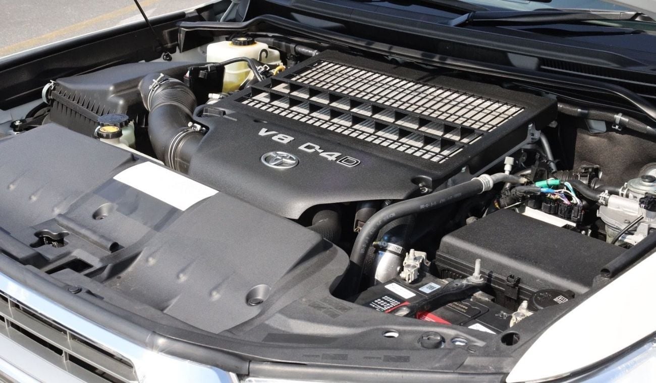 تويوتا لاند كروزر Sahara 2020 RHD Diesel V8 Full Option Top Of The Range
