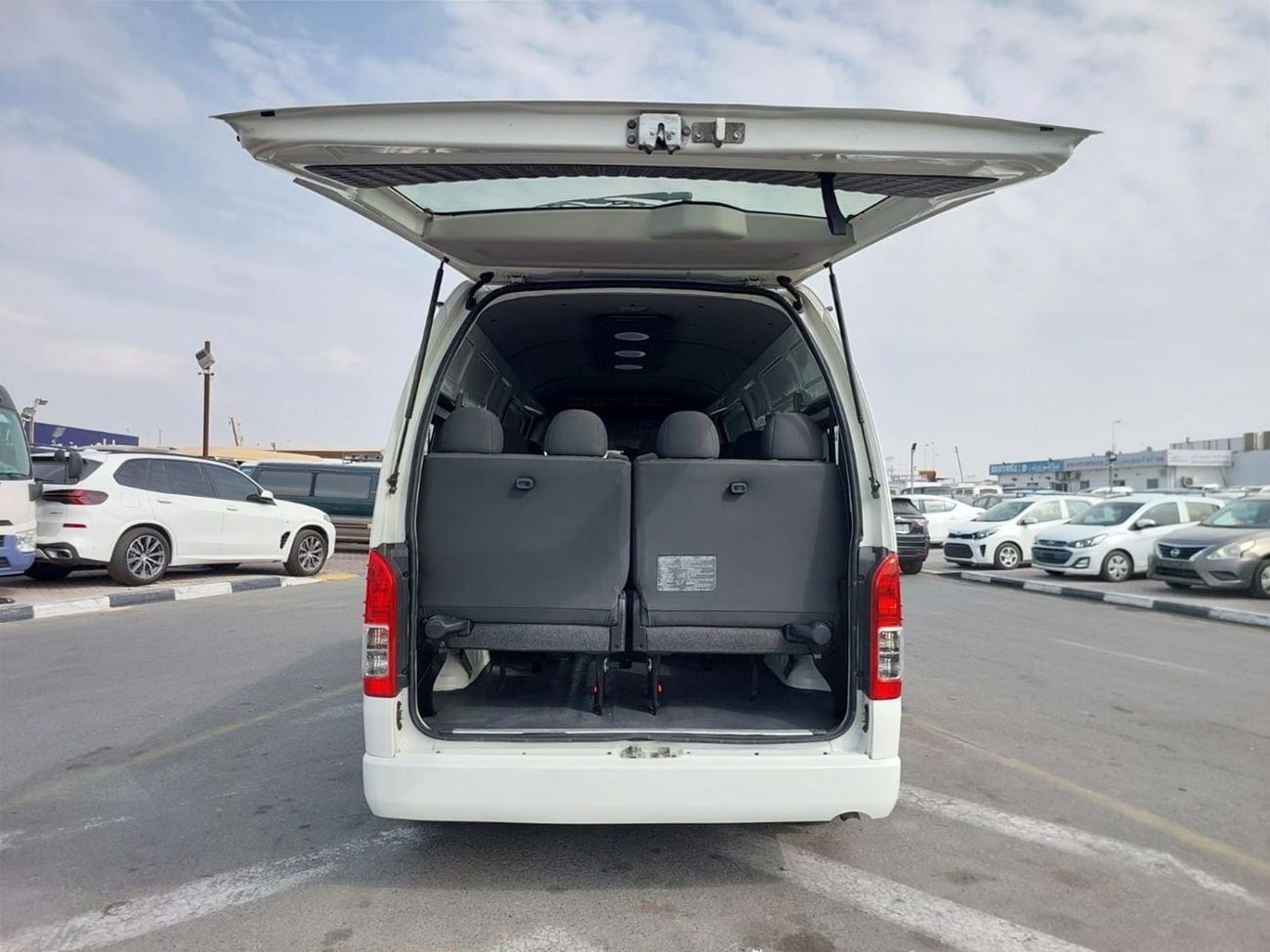 تويوتا هاياس (RAMADAN OFFER) TOYOTA HIACE COMMUTER VAN RHD 2018 MODEL 3.0 L DIESEL AUTOMATIC(PM21528)