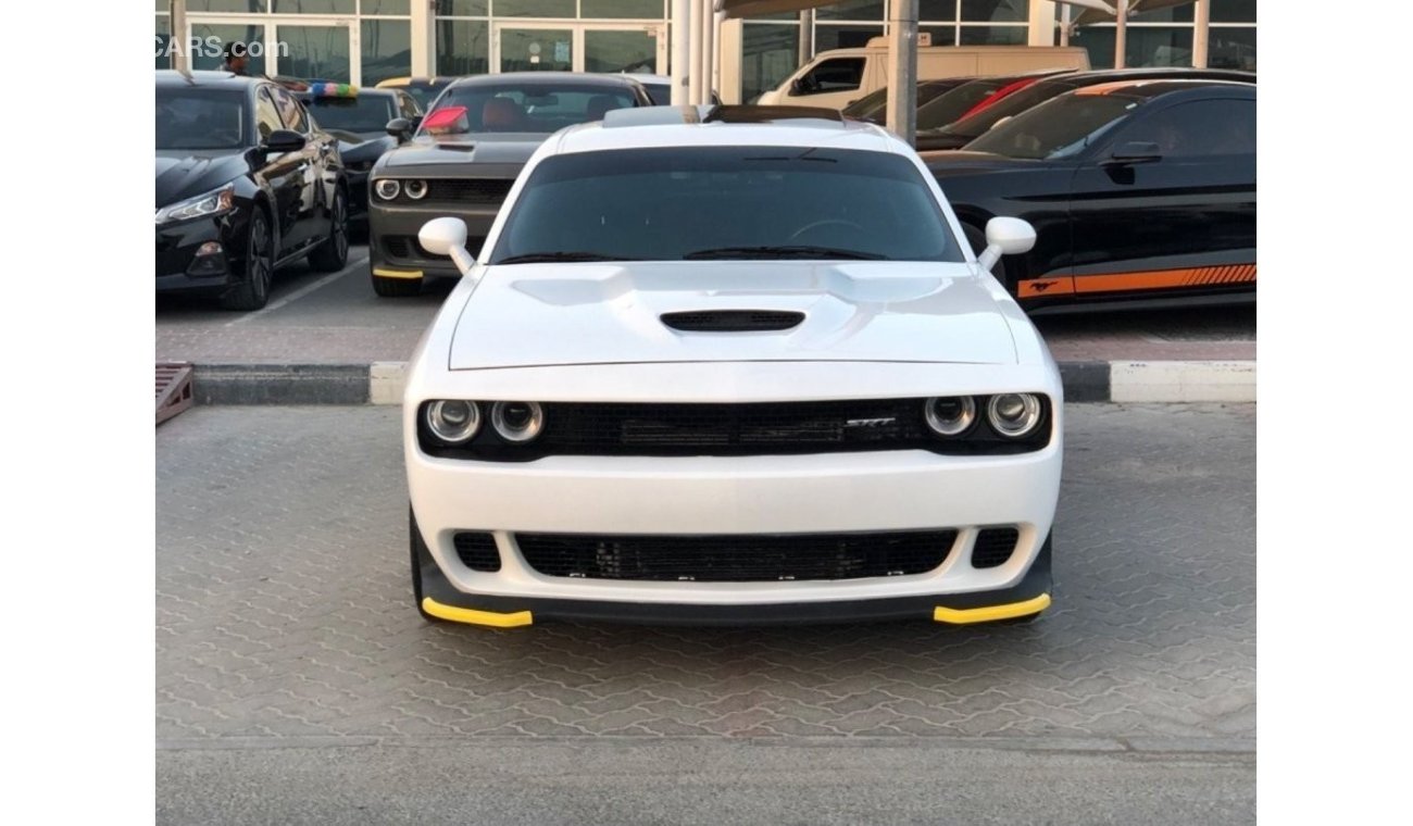 Dodge Challenger SXT make/ Dodge Challenger  model / 2018 Full option with sunroof +radar color / white  engine size