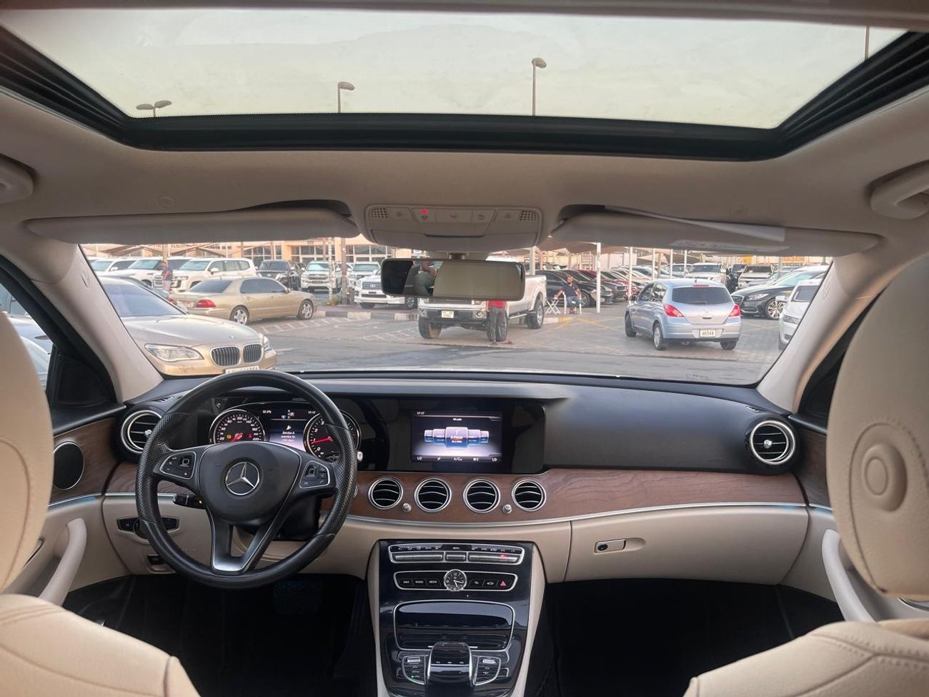 Mercedes-Benz E200 Mercedes E 200 Gulf 2017 in excellent condition, fully equipped